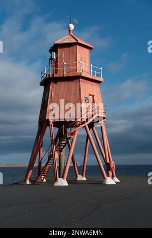 Le phare du troupeau de Groyne sur la côte nord-est à l'embouchure de la rivière Tyne South Shields Tyne et Wear England Banque D'Images