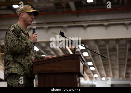 NORFOLK (Virginie) (9 janvier 2022) navire d’assaut amphibie de classe Wasp USS Bataan (LHD 5) le capitaine Paul Burkhart s’adresse à l’équipage lors d’un appel à main levée dans la baie hangar du navire, 9 janvier 2022. Au cours de l'appel mains libres, Burkhart a informé l'équipage des opérations à venir. Banque D'Images