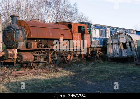 Machine à vapeur roulante et wagons de train délabrés au Tyneside Locomotive Museum ajoutant le chemin de fer Tanfield à Marley Hill près de Stanley Banque D'Images