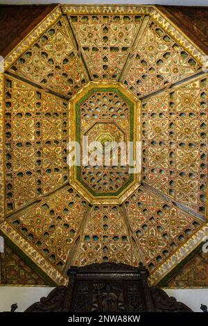 Un plafond en bois peint et complexe dans une chapelle de l'église Saint-Domingue de Guzman à San Cristobal de la Laguna, Tenerife Banque D'Images