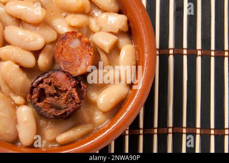 Fabada Asturiana. Ragoût traditionnel de haricots espagnols originaire de la région des Asturies. Banque D'Images