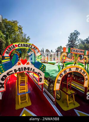 Mexico, Mexique, 13 janvier 2015. Des bateaux couleur de la trajinera au bord du système de canaux connu à Mexico sous le nom de Xochimilco. Banque D'Images