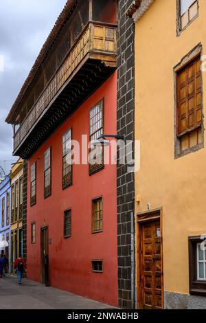 La façade rouge et le balcon traditionnel en bois des Canaries de la Biblioteca del Instituto de Estudios Canarios dans la Calle Juan de Vera, la Laguna Banque D'Images