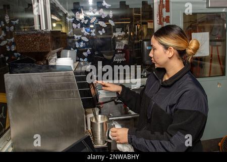 230130-N-FB730-1005 NEWPORT NEWS, Virginie (30 janvier 2023) États-Unis Le Matelot de 1re classe Jasmine Damaske, de San Diego, prépare un café au look Ahead Cafe à bord de l'USS John C Stennis (CVN 74), à Newport News, en Virginie, le 30 janvier 2023. Le John C. Stennis est à Newport News, chantier naval qui effectue le ravitaillement en carburant et la révision du complexe pour préparer le navire à la deuxième moitié de sa durée de vie de 50 ans. Banque D'Images