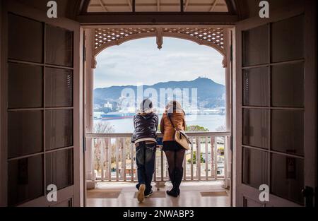 Les touristes, en ex Mitsubishi deuxième dock house, dans le jardin Glover, Nagasaki, Japon Banque D'Images