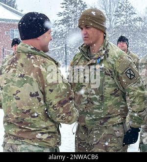 Colonel Russell Lemler, commandant de bataillon, Et le sergent de commandement John Folger, conseiller principal enrôlement, tous deux affectés au 2nd Bataillon, 15th Régiment d'artillerie de campagne, 2nd Brigade combat Team, 10th Mountain Division, a profité de l'occasion pour reconnaître et récompenser quelques soldats exceptionnels lors d'une remise de masse au bataillon le 27 janvier 2023. L'équipe de commandement de la brigade, le colonel Scott D. Wence, commandant de la brigade, et le sergent de commandement Christopher Donaldson, ont participé à la présentation du prix. Banque D'Images