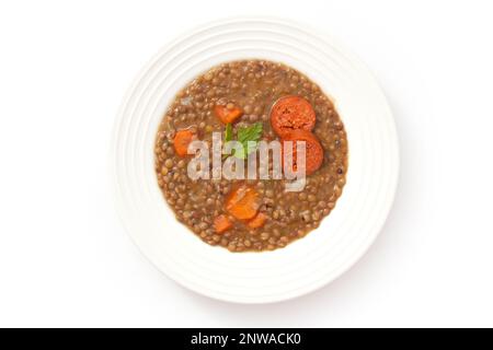 Lentejas con chorizo. Lentilles compotées avec de la saucisse rouge. Cuisine espagnole. Banque D'Images