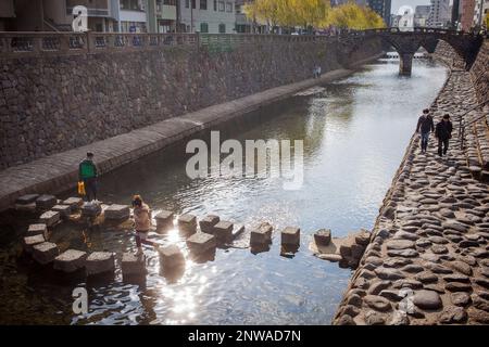 Scène de rue, en arrière-plan Pont Spectacles, Nagasaki, Japon. Banque D'Images