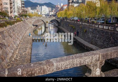 Scène de rue, en arrière-plan Pont Spectacles, Nagasaki, Japon. Banque D'Images