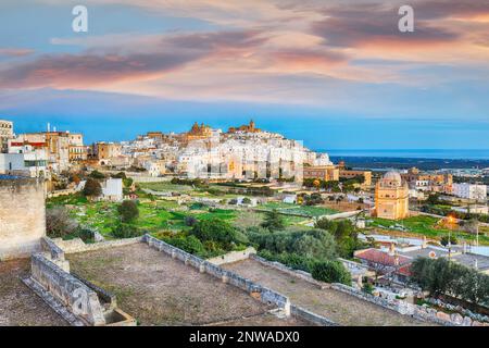 Vue magnifique sur la ville blanche d'Ostuni et l'église de Madonna della Grata, Brindisi, Apulia, Italie méridionale. Europe. Banque D'Images