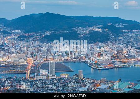 Skyline, vue panoramique aérienne générale, Nagasaki, Japon. Banque D'Images