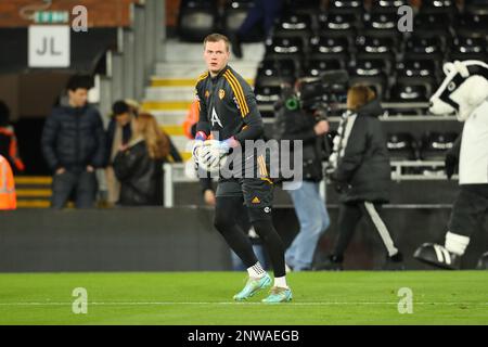 Craven Cottage, Fulham, Londres, Royaume-Uni. 28th févr. 2023. FA Cup football, Fulham contre Leeds United ; la gardien de but Kristoffer Klaesson de Leeds se réchauffe avant le coup d'envoi crédit : action plus Sports/Alamy Live News Banque D'Images