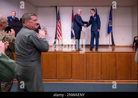 Le lieutenant-colonel Travis Hawks, chef de la médecine aérospatiale pour le groupe médical 139th de la Garde nationale de l'air du Missouri, est promu au rang de colonel parmi de nombreuses familles et amis à la base de la Garde nationale de l'air de Rosecrans, le 7 janvier 2023. Hawks a commencé sa carrière comme médecin de l'Armée de terre avant de se joindre à la Garde nationale aérienne. Banque D'Images