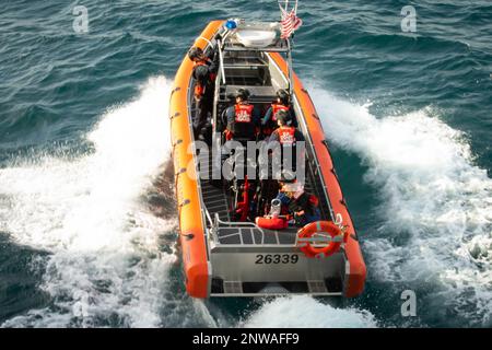 L’équipage de la USCGC Stone’s (WMSL 758) exploite le petit bateau de 26 pieds au-dessus de l’horizon pour l’utilisation de la force par les navires dans l’océan Atlantique, le 18 janvier 2023. Stone est le neuvième couteau de sécurité nationale de classe Legend de la flotte de la Garde côtière et actuellement des propriétaires à Charleston, Caroline du Sud. Banque D'Images