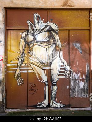 Un graffiti futuriste de type grenouille peint sur une porte métallique dans la Calle Alcalde Alonso Suárez Melián à la Laguna, Tenerife Banque D'Images