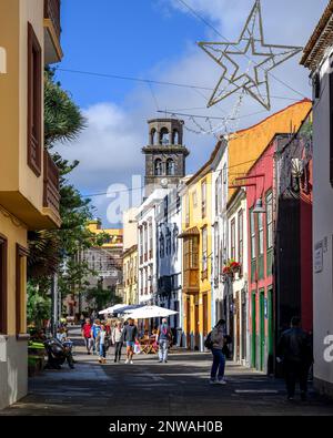 Le clocher de l'Iglesia-Parroquia Matriz de Nuestra Señora de la Concepción s'élève au-dessus des bâtiments colorés de la Plaza la Concepción Banque D'Images