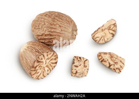 nutmeg isolé sur fond blanc avec une profondeur de champ totale. Vue de dessus. Pose à plat Banque D'Images