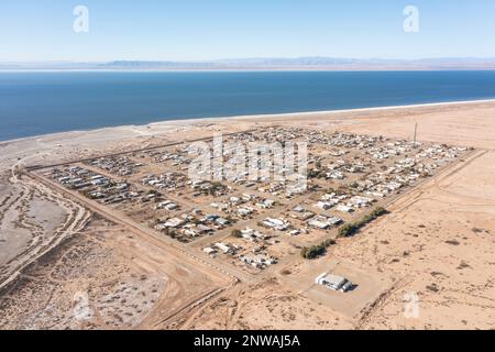 Une vue aérienne de Bombay Beach, une communauté appauvrie sur la rive est de la mer de Salton, en Californie, dévastée par la sécheresse. Banque D'Images