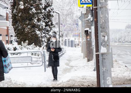 Ukraine Dnipro 27.12.2021 - les habitants de la ville en hiver dans la rue dans une zone de couchage le matin ils vont au robot, l'hiver dans la ville Banque D'Images