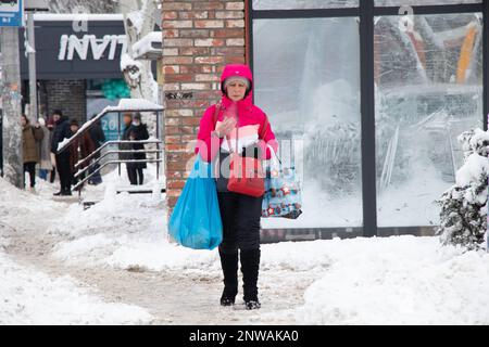 Ukraine Dnipro 04.01.2022 - une femme avec une cigarette s'arrête en hiver, mauvaises habitudes, fumer Banque D'Images