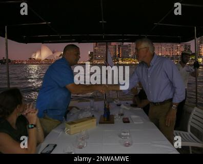 ÉTATS-UNIS Andrew Tiongson, vice-adjoint de la Garde côtière, commandant de la région du Pacifique, (à gauche), serre la main avec Christopher Smith, sous-amiral Christopher Smith, commandant de la flotte australienne, à Sydney, en Australie, en février 3. 2023. ÉTATS-UNIS Les partenaires de la Garde côtière et de l'Australie ont discuté des possibilités de faire progresser une Indo-Pacifique libre et ouverte, connectée, prospère, sûre et résiliente. Banque D'Images