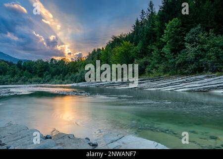 Ruisseau de la rivière Taugl au coucher du soleil près de Salzbourg, Autriche, Europe Banque D'Images