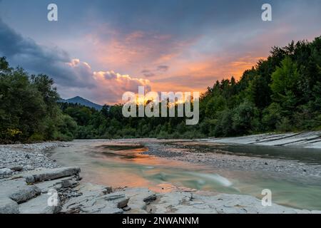 Ruisseau de la rivière Taugl au coucher du soleil près de Salzbourg, Autriche, Europe Banque D'Images