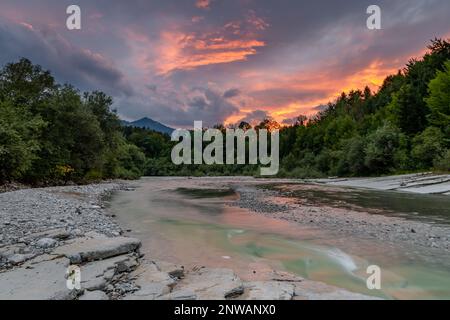 Ruisseau de la rivière Taugl au coucher du soleil près de Salzbourg, Autriche, Europe Banque D'Images