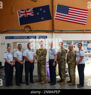 ÉTATS-UNIS Andrew Tiongson, vice-adjoint de la Garde côtière, commandant de la région du Pacifique (au centre à gauche), est aux côtés des États-Unis La Garde nationale aérienne le Maj. Shay Price, le directeur des opérations de Christchurch, le 139th e Escadron de transport aérien expéditionnaire, et d'autres États-Unis Garde côtière et États-Unis Personnel de la Garde nationale aérienne à Christchurch, Nouvelle-Zélande, le 8 février 2023. ÉTATS-UNIS Le personnel de la Garde côtière a fait une visite des installations de Christchurch afin de mieux comprendre les rôles et les responsabilités de l'escadron de transport aérien expéditionnaire 139th, qui fait partie de la Force opérationnelle interarmées en Antarctique, qui supervise les activités des services conjoints et des relations publiques Banque D'Images