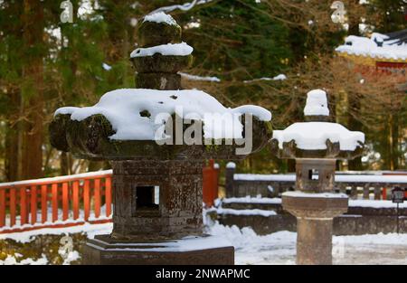 Lanternes à l'entrée du sanctuaire Tosho-gu , Nikko, Japon Banque D'Images