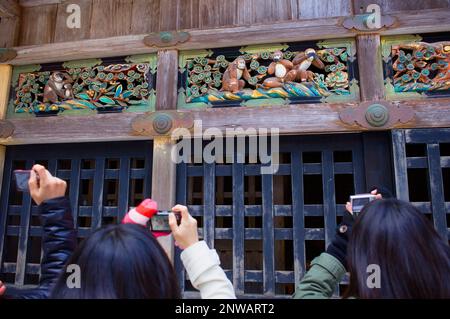 Prendre une photo de tourisme de statues des trois singes sages incarnant le fameux principe de "voir aucun mal. N'entends pas le mal. Dire". Tos Banque D'Images