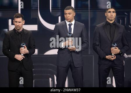 Lionel Messi, Kylian Mbappe et Achraf Hakimi sont vus avec leurs trophées après avoir été inclus dans le monde des hommes FIFPRO de la FIFA 11 2022 lors de la cérémonie des meilleurs Prix de football de la FIFA, sur 27 février 2023 à Paris, France photo par David Niviere/ABACAPRESS.COM Banque D'Images