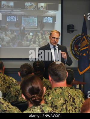 JACKSONVILLE, Floride (1 février 2023) - le Dr Brian Lein, directeur adjoint de l'administration des soins de santé de l'Agence de la santé de la Défense (DHA), s'adresse au personnel de l'hôpital naval de Jacksonville (son hôpital et cinq cliniques de santé de la succursale) lors d'une réunion de ville à 1 février. Banque D'Images