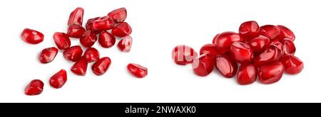 Tas de graines de grenade fraîches isolées sur fond blanc avec pleine profondeur de champ. Vue de dessus. Pose à plat. Banque D'Images