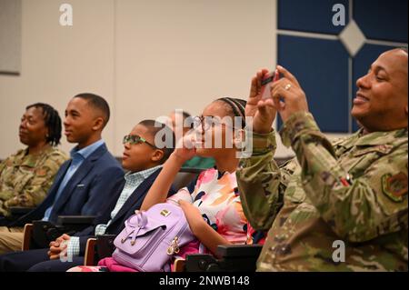 La famille du commandant entrant de l’escadron de soutien de la Force 908th, le lieutenant-colonel Tyisha Owens, écoute ses observations lors de sa cérémonie d’entrée en fonction du commandement le 7 janvier à la base aérienne de Maxwell, en Alabama. La cérémonie, à laquelle ont assisté à la fois des amis et des membres de la famille, a également rassemblé des membres du service de son unité entrante et de ses missions précédentes. Banque D'Images