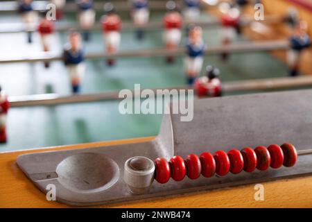 Le baby-foot, communément appelé fuzboll ou foosball (comme dans le Fußball allemand 'football') et parfois le baby-foot, est un jeu de table qui est loos Banque D'Images