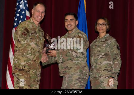 Le colonel Matt Husemann, à gauche, le commandant de l'escadre du 436th aérolève et le chef-maître Sgt Tiffany Griego, à droite, le chef principal du Groupe de soutien de la mission 436th, présente Airman 1st classe Candido Santos, au centre, 436th Escadron de préparation à la logistique, Avec un trophée lors de la cérémonie de remise des prix du trimestre 4th de l'AW 436th qui s'est tenue au base Theatre de la base aérienne de Douvres, Delaware, le 26 janvier 2023. Santos a été reconnu comme membre de la garde d’honneur de l’aile du quartier. Banque D'Images