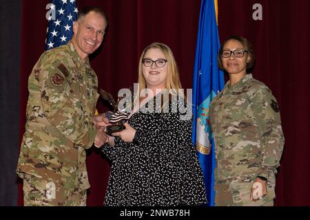 Le colonel Matt Husemann, à gauche, commandant de l’escadre de transport aérien 436th et Sgt. Tiffany Griego, à droite, chef principal du Groupe de soutien de la mission 436th, actuel Jean Lawrence, au centre, 436th escadron des forces de sécurité, Avec un trophée lors de la cérémonie de remise des prix du trimestre 4th de l'AW 436th qui s'est tenue au base Theatre de la base aérienne de Douvres, Delaware, le 26 janvier 2023. Lawrence a été reconnu comme le civil-Catégorie I de l’aile du trimestre. Banque D'Images