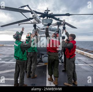 OCÉAN PACIFIQUE NORD (23 janvier 2023) - les Marines affectés à l'unité expéditionnaire maritime (UH) de 31st libèrent les rotors d'un hélicoptère UH-1Y Huey de l'escadron de Tiltrotor marin (VMM) 262 sur le pont de vol du quai de transport amphibie USS Green Bay (LPD 20). Green Bay opère dans la zone d'exploitation de la flotte 7th. 7th Fleet est le U.S. La plus grande flotte numérotée déployée à l’avant de la Marine interagit et opère régulièrement avec ses alliés et partenaires pour préserver une région libre et ouverte de l’Indo-Pacifique. Banque D'Images