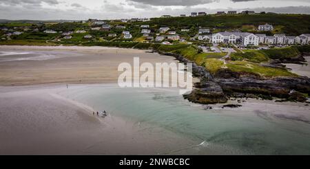 Pittoresque Cap de la Vierge Marie sur la côte sud de l'Irlande, vue de dessus. Inchydoney Beach par jour nuageux. Une station balnéaire irlandaise. Banque D'Images