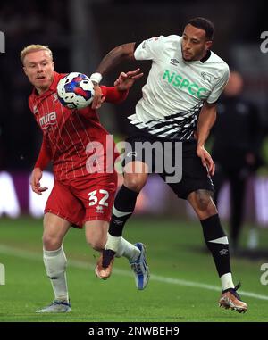 Ryan Broom de Cheltenham Town (à gauche) et Nathaniel Mendez-Laing du comté de Derby pour le ballon lors du match de la Sky Bet League One au stade Pride Park, Derby. Date de la photo: Mardi 28 février 2023. Banque D'Images