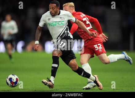 Nathaniel Mendez-Laing du comté de Derby (à gauche) et Ryan Broom de Cheltenham Town se battent pour le ballon lors du match de la Sky Bet League One au stade Pride Park, Derby. Date de la photo: Mardi 28 février 2023. Banque D'Images