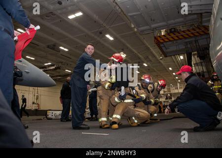 230202-N-DP708-1151 OCÉAN PACIFIQUE (le 2 février 2023) les marins s'entraînent à combattre un incendie lors d'un exercice de quartier général à bord du porte-avions de classe Nimitz USS Carl Vinson (CVN 70). Vinson mène actuellement des opérations maritimes de routine. Banque D'Images