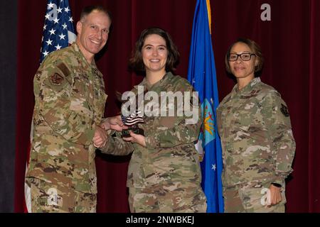 Le colonel Matt Husemann, à gauche, le commandant de l'escadre du 436th aérolève et le chef-maître Sgt Tiffany Griego, à droite, le chef principal du Groupe de soutien de la mission 436th, l'aumônier actuel (1st Lt.) Rebecca Pettit, au centre, 436th AW Chapel, Avec un trophée lors de la cérémonie de remise des prix du trimestre 4th de l'AW 436th qui s'est tenue au base Theatre de la base aérienne de Douvres, Delaware, le 26 janvier 2023. M. Pettit a été reconnu comme officier du trimestre de l’escadre du grade de la compagnie. Banque D'Images