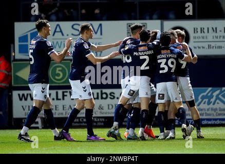 Les joueurs de Millwall fêtent après que le coéquipier Zian Flemming ait inscrit le premier but du match du championnat Sky Bet à Kenilworth Road, Luton. Date de la photo: Mardi 28 février 2023. Banque D'Images