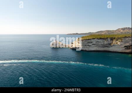 Vue sur le phare de la Madonetta depuis les fortifications de Bonifacio en Corse, mer bleue et falaises calcaires Banque D'Images