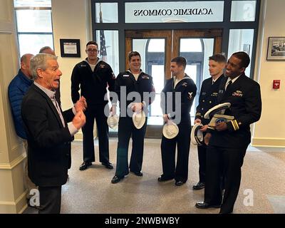 230124-N-GR655-0073 CALDWELL, Idaho (24 janvier 2023) – des membres d'équipage du futur USS Idaho (SSN 799) font le tour du Collège de l'Idaho à Caldwell, Idaho, le 24 janvier. Cette visite s’inscrivait dans le cadre d’une visite plus importante des membres de l’équipage dans leur futur État de sous-marin de classe Virginia, où les marins apprennent plus au sujet de la riche histoire et des traditions militaires de l’Idaho, et partagent leurs histoires de la Marine et construisent des relations au sein de la communauté. Le futur USS Idaho est en cours de construction au chantier naval Electric Boat de General Dynamics Corp. À Groton, Connecticut, où l’équipage – connu sous le nom de pr Banque D'Images