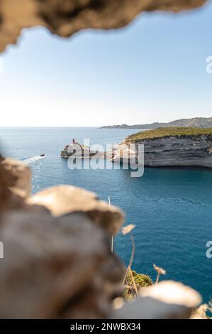 Vue sur le phare de la Madonetta depuis les fortifications de Bonifacio en Corse, mer bleue et falaises calcaires Banque D'Images