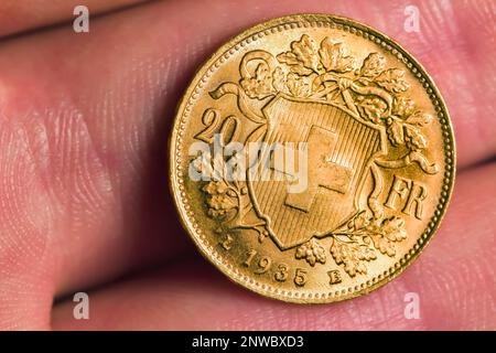 Pièce d'or suisse de 20 Francs Vreneli de 1947 montrant Helvetia Banque D'Images