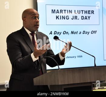 Paul T. SMAW, responsable de la sécurité de l'USAG ft Hamilton, prononce des remarques en tant que conférencier invité au personnel de la garnison, et les DÉPUTÉS de la ville de New York recrute, lors d'un Martin Luther King Jr Cérémonie de célébration de la journée, tenue aux DÉPUTÉS de New York, situés à fort Hamilton, à Brooklyn, NY, sur 13 janvier 2023. La célébration a été organisée par le bureau de Garrison EQUAL Employment Opportunity (EEO), en se concentrant sur le thème « Une journée, pas une journée de congé », pour célébrer la vie et les réalisations du Dr. Martin Luther King Jr. En tant que leader américain influent des droits civils. Banque D'Images